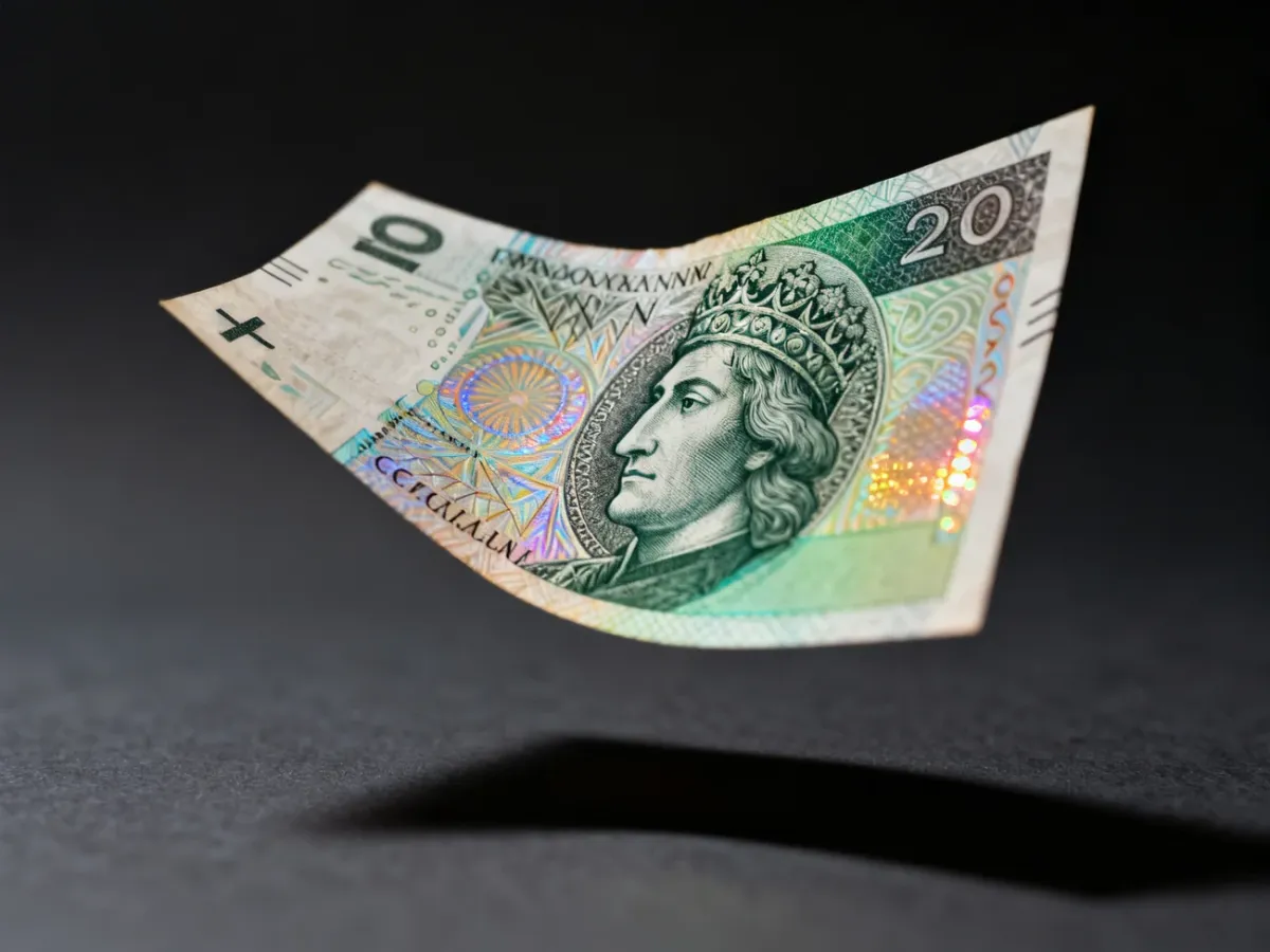 Przechylany polski banknot z widoczną zmianą koloru zabezpieczeń optycznych