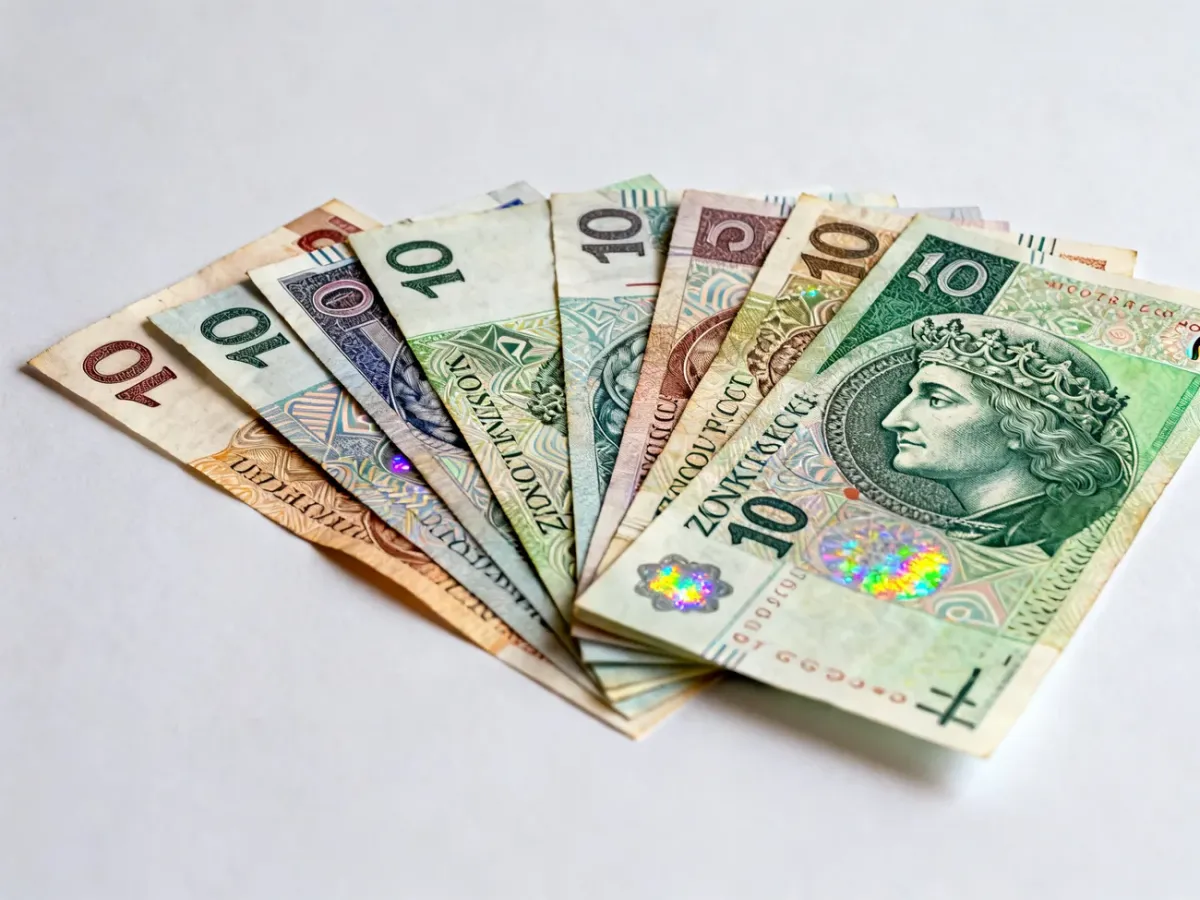 Różne nominały polskich banknotów ułożone obok siebie